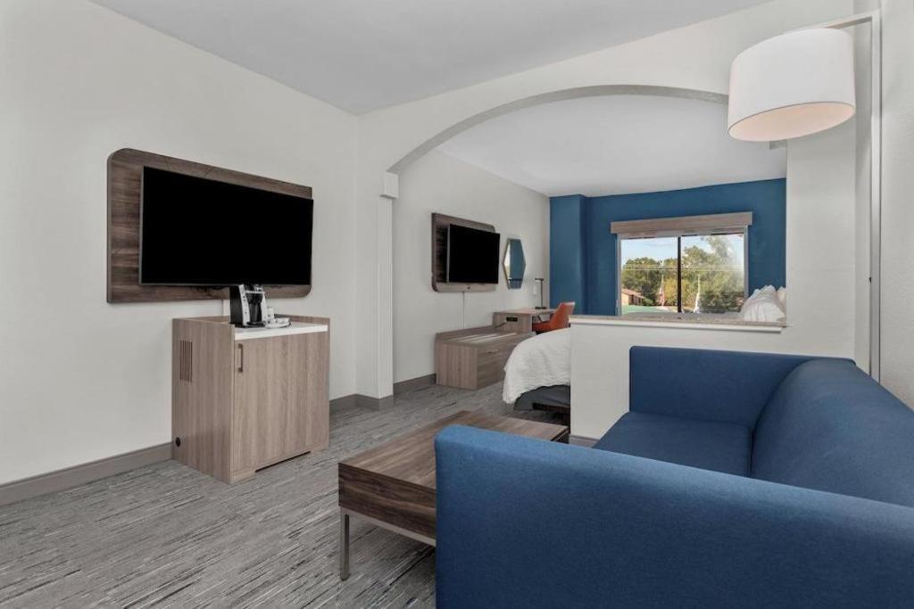 Holiday Inn Express Crockett By Ihg Exterior photo